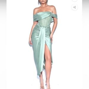 NWT 💚 Miss Circle Stella Basil / Sage Green Off-Shoulder Dress